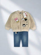 Conjunto EmpiBy de chaqueta teddy color crema con parches de Disney y jeans azules para niña