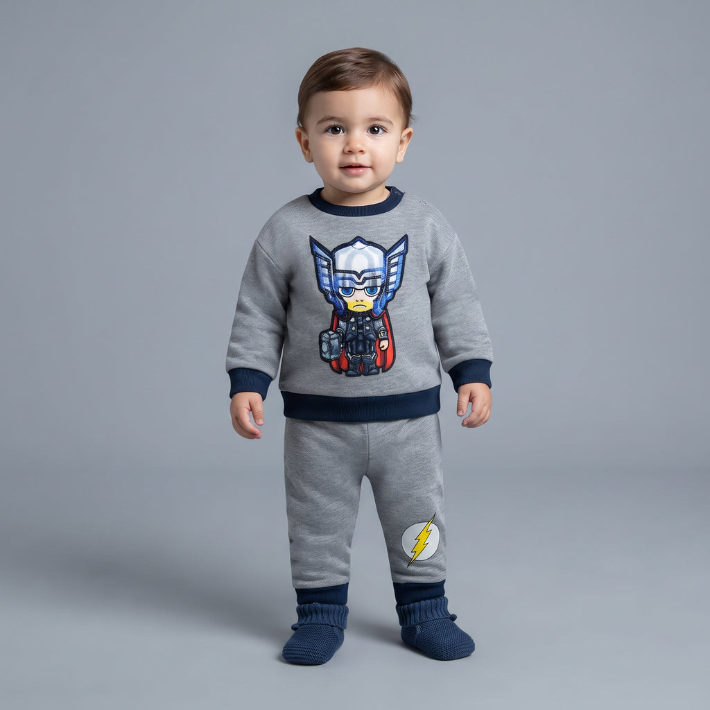 Bebé con conjunto EmpiBy de dos piezas gris de Thor, sudadera con parche de superhéroe y pantalón jogger con rayo.