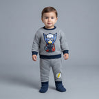 Bebé con conjunto EmpiBy de dos piezas gris de Thor, sudadera con parche de superhéroe y pantalón jogger con rayo.