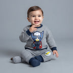 Bebé sonriente con conjunto EmpiBy de dos piezas gris de Thor, sudadera con parche bordado y jogger con rayo.