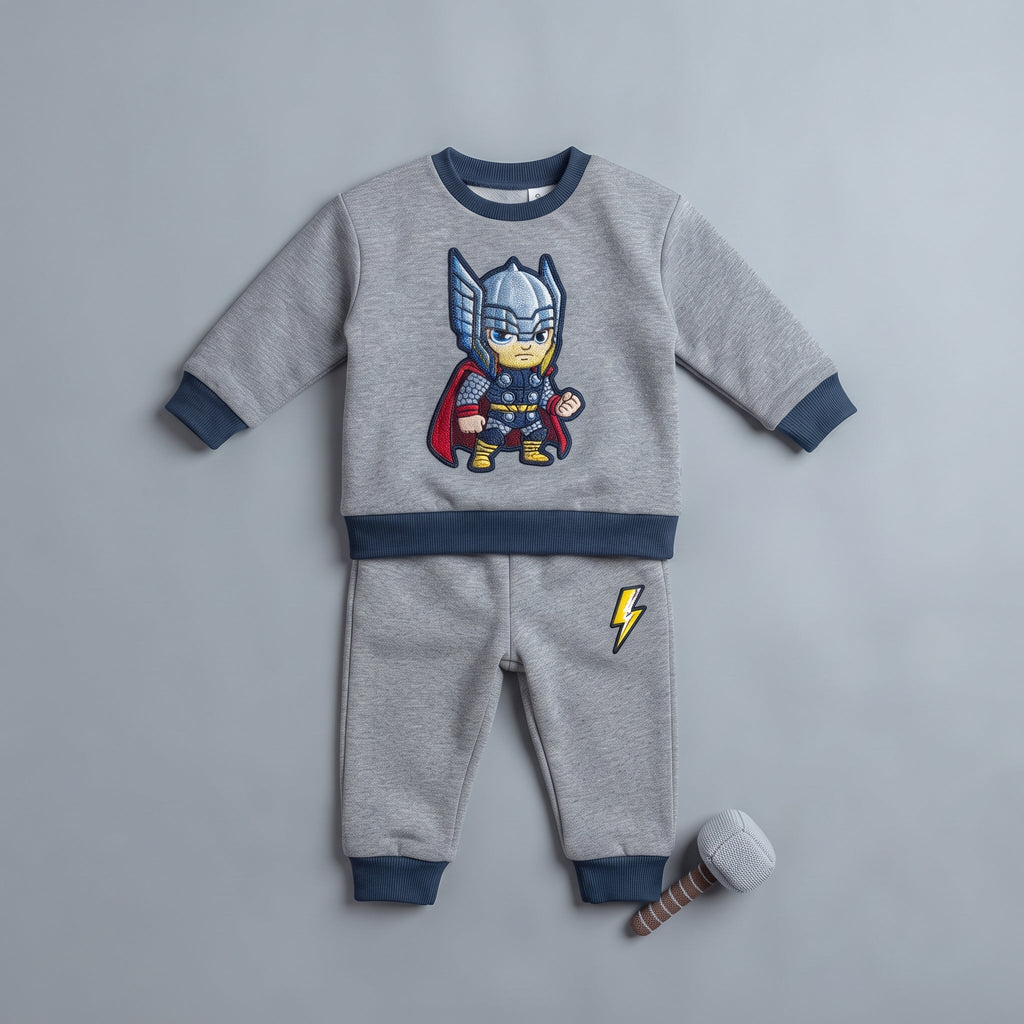 Conjunto EmpiBy de dos piezas para bebé niño en gris jaspeado con bordado de Thor y detalles en azul marino.