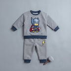 Conjunto EmpiBy de dos piezas para bebé niño en gris jaspeado con bordado de Thor y detalles en azul marino.