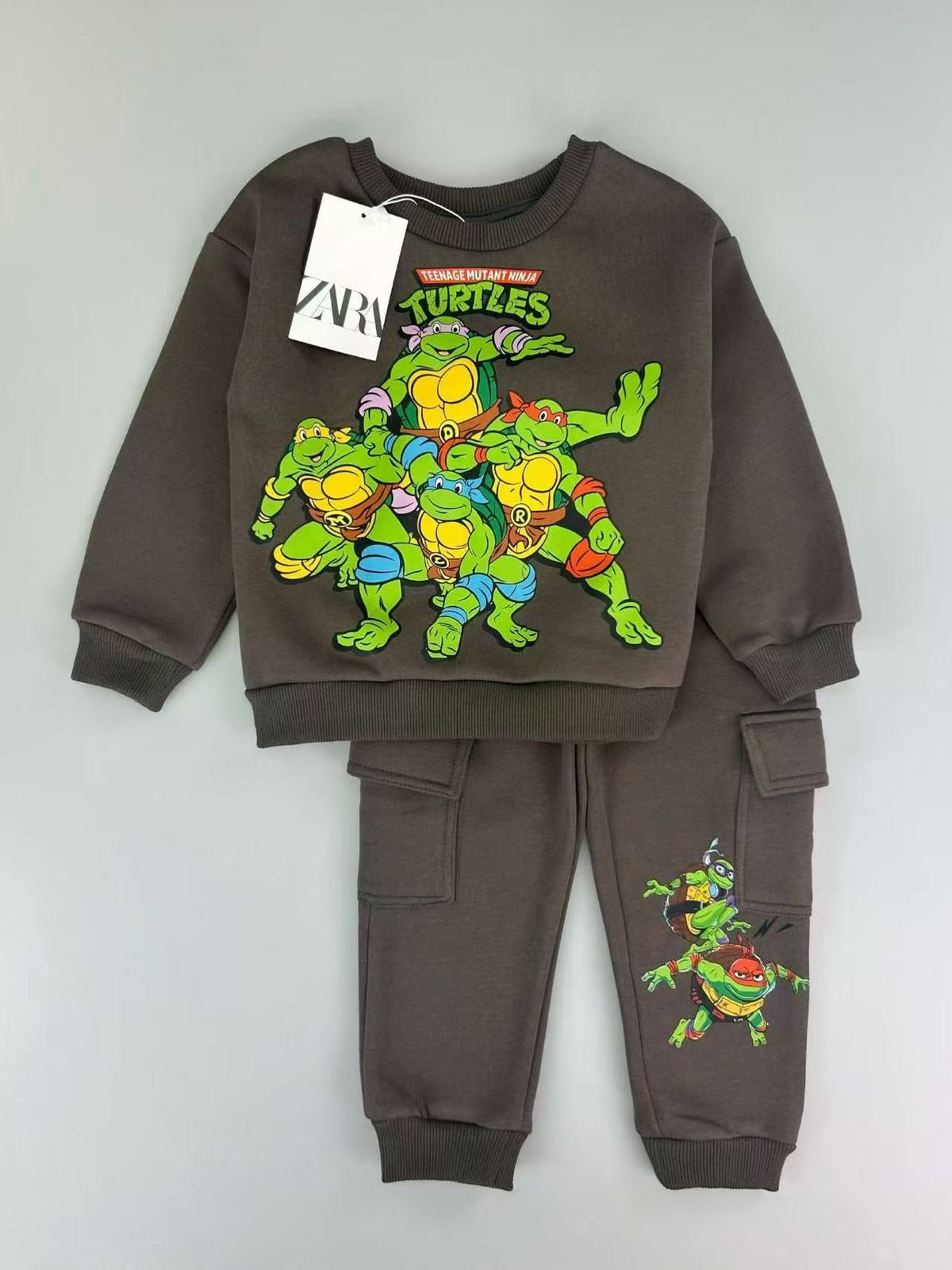 Conjunto de sudadera y pantalón EmpiBy de las Tortugas Ninja en color gris con estampado colorido para niños