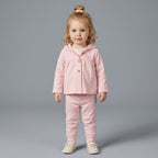 Conjunto EmpiBy de tres piezas para bebé niña en rosa pastel con chaqueta con capucha, body y pantalón cómodo.