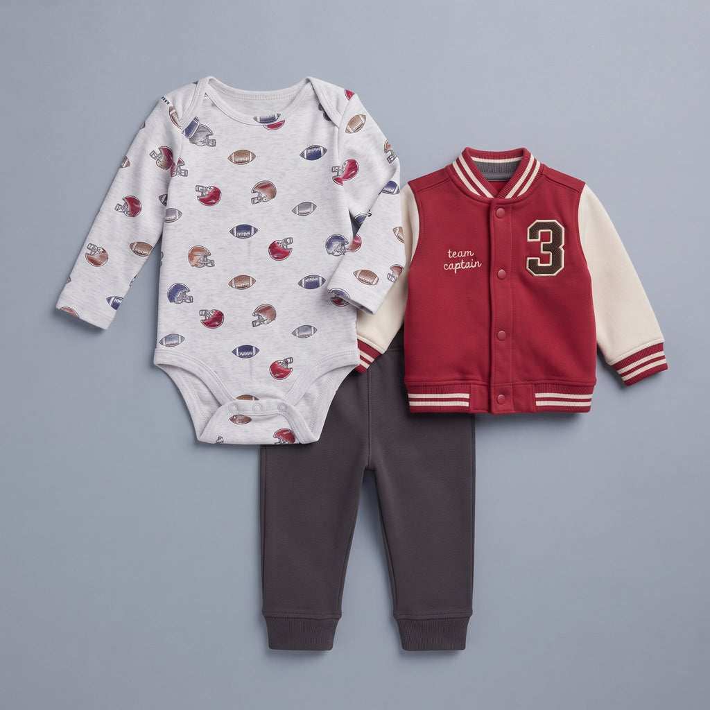 Conjunto EmpiBy de 3 piezas para bebé: chaqueta bomber universitaria, body estampado de fútbol y pantalón gris.