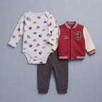 Conjunto EmpiBy de 3 piezas para bebé: chaqueta bomber universitaria, body estampado de fútbol y pantalón gris.