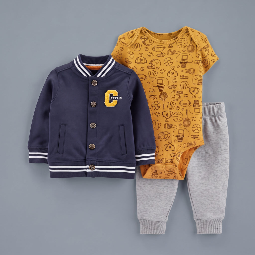 Conjunto EmpiBy de 3 piezas para bebé: chaqueta universitaria azul marino, body naranja estampado y pantalón gris.