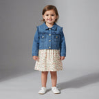 Niña pequeña vistiendo conjunto EmpiBy de vestido con estampado floral y chaqueta de mezclilla azul con volantes