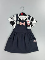 Conjunto EmpiBy de vestido peto gris oscuro con lazo rosa y camiseta blanca estampada de Minnie Mouse para niña