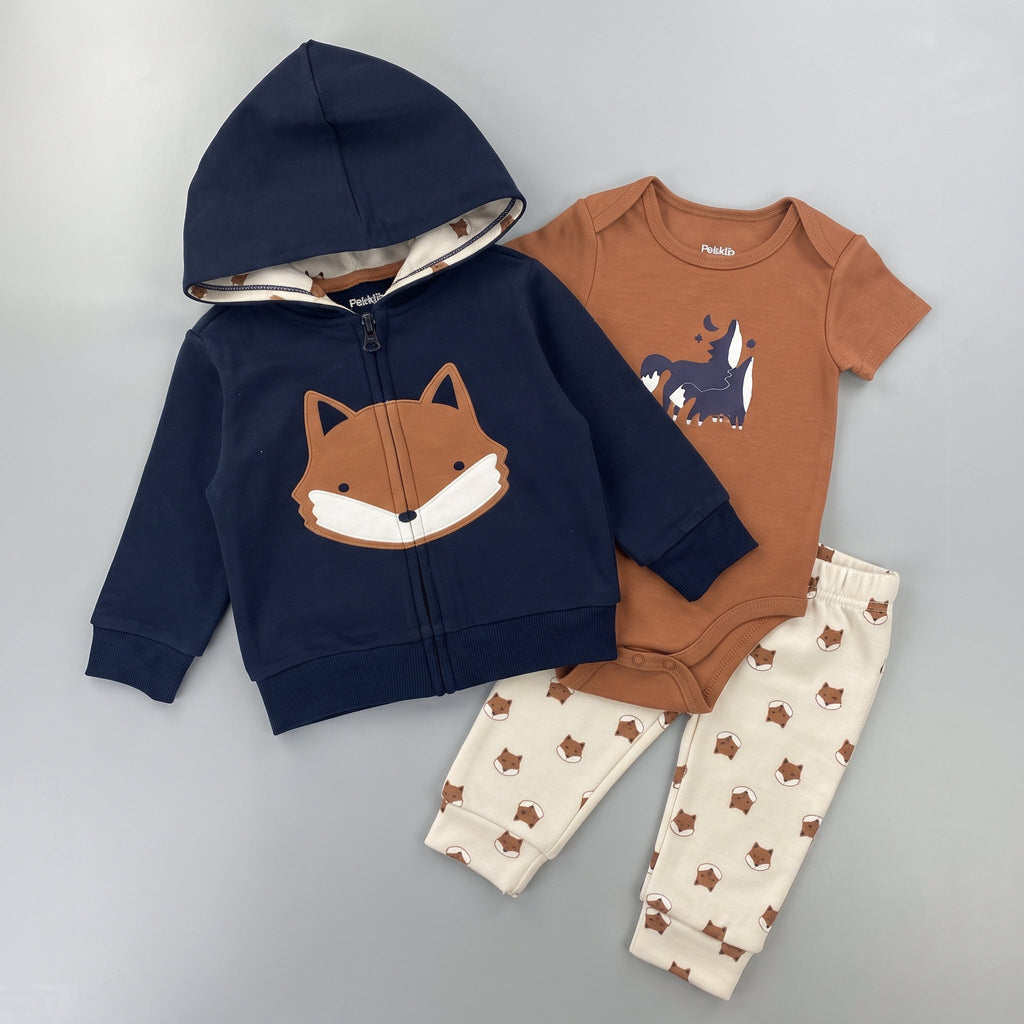 Conjunto de 3 piezas EmpiBy para bebé niño con chaqueta azul marino, body terracota y pantalón estampado de zorros.