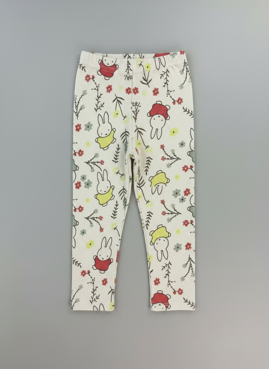 Leggings acanalados color crema EmpiBy con estampado de Miffy y flores silvestres, cintura elástica cómoda.