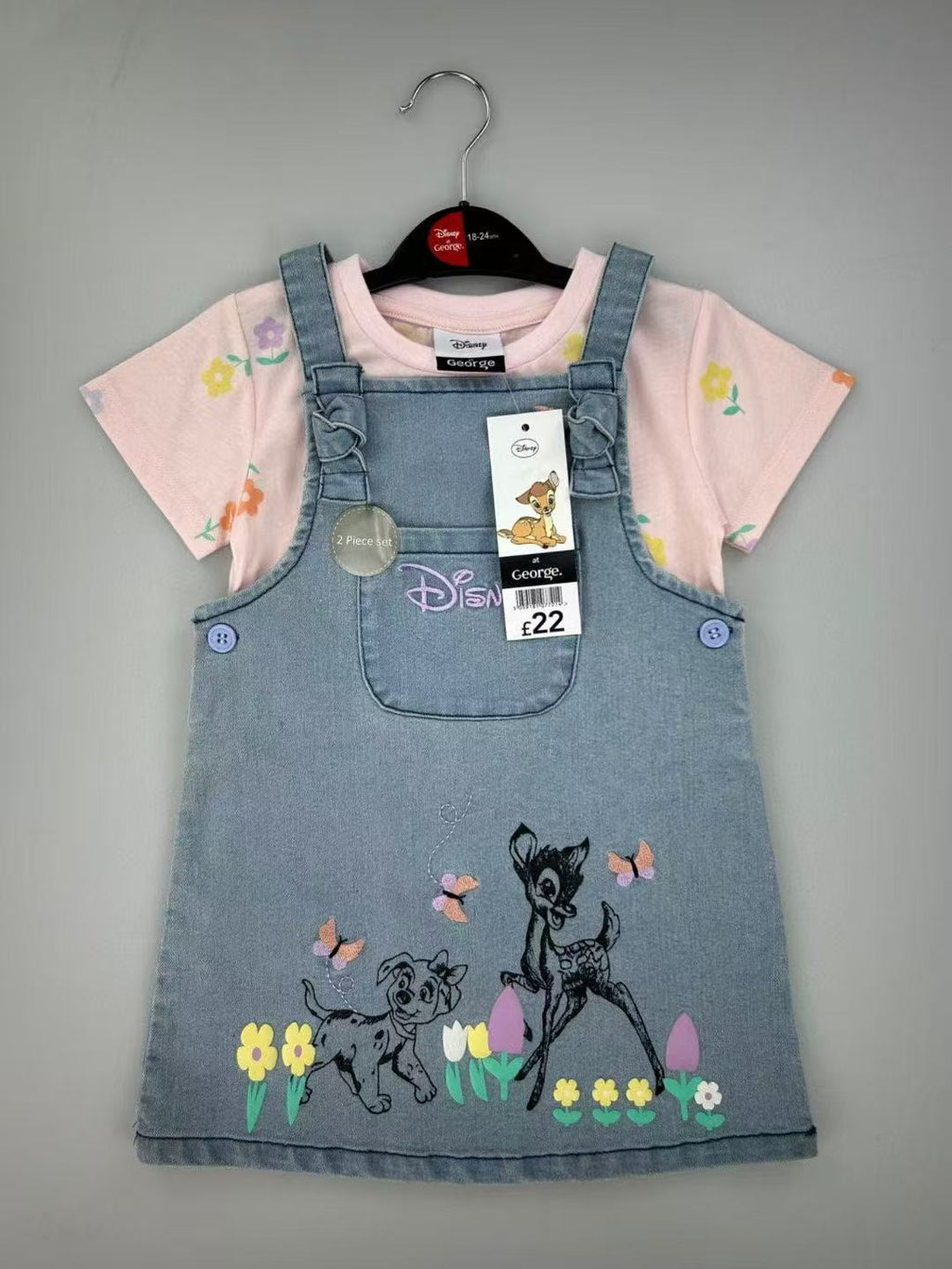 Conjunto EmpiBy de overall de mezclilla azul con bordado de Bambi y blusa rosa con estampado floral para niña