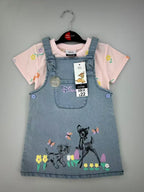 Conjunto EmpiBy de overall de mezclilla azul con bordado de Bambi y blusa rosa con estampado floral para niña