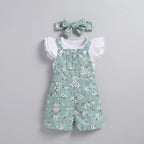 Conjunto EmpiBy de overol corto verde menta con flores, camiseta blanca con volantes y diadema de lazo para bebé niña
