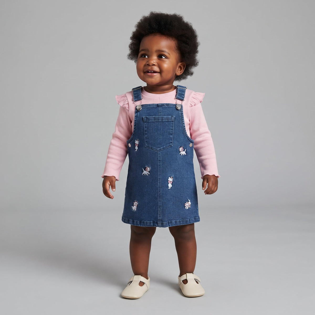 Bebé niña con vestido peto de mezclilla EmpiBy azul con estampado de mascotas y camiseta rosa de manga larga