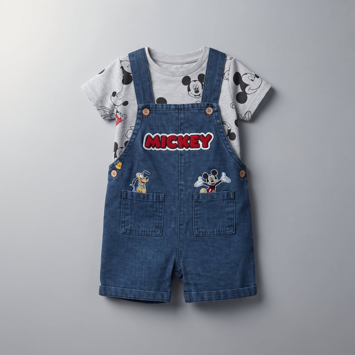 Conjunto EmpiBy de 2 piezas para bebé con overol de mezclilla oscura, bordado de Mickey y camiseta gris estampada.