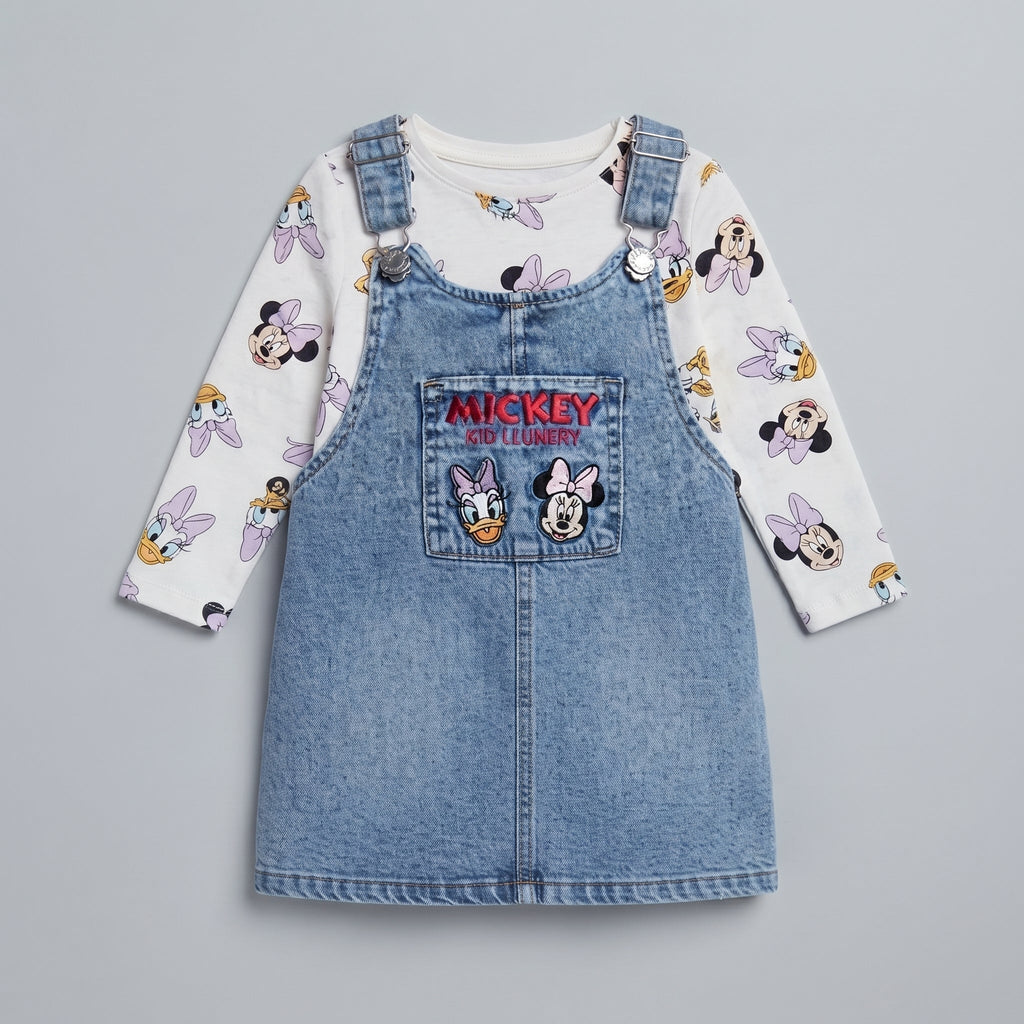 Conjunto EmpiBy de 2 piezas para niña: vestido tipo overol de mezclilla con bordado y camiseta blanca de manga larga.