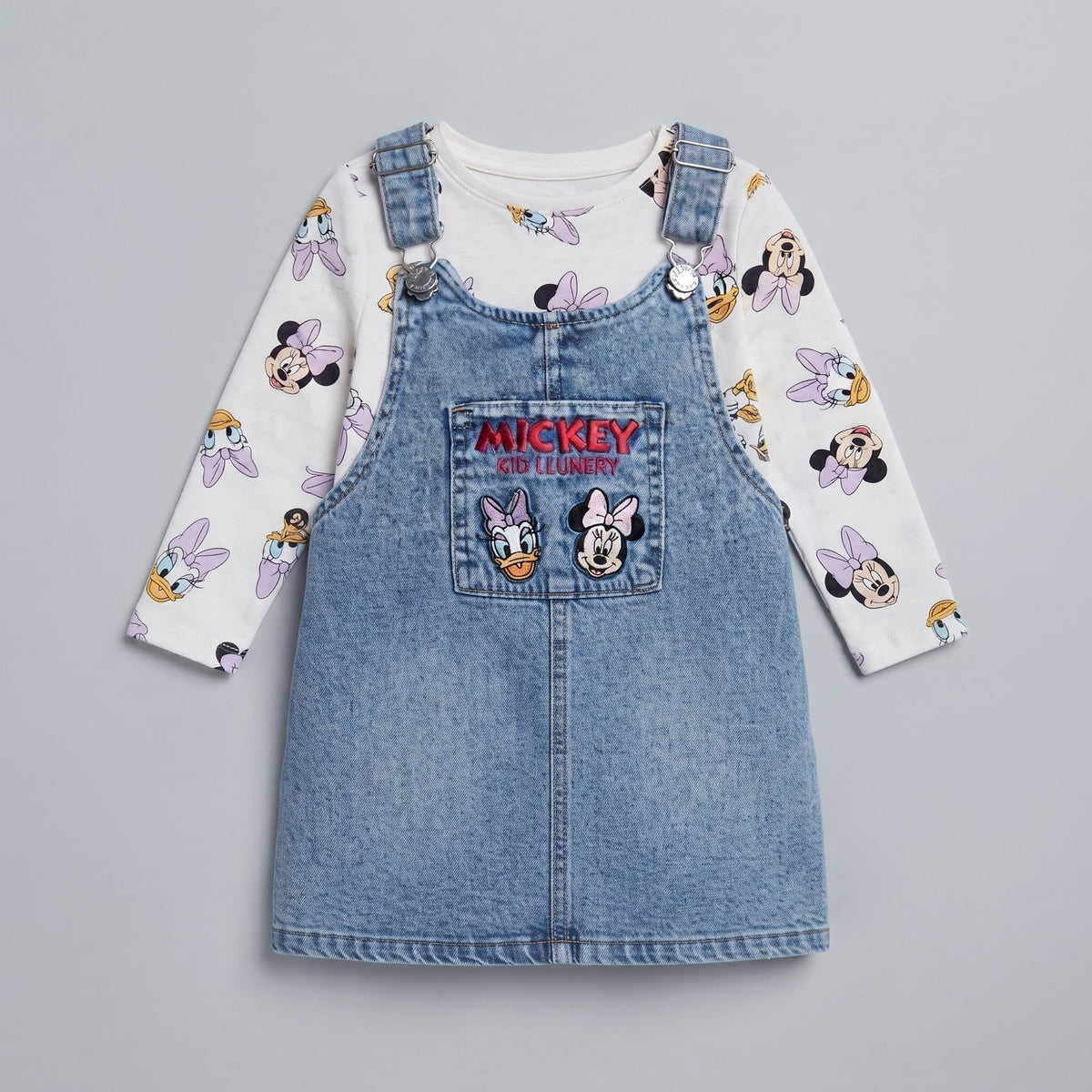 Conjunto EmpiBy de 2 piezas para niña: vestido tipo overol de mezclilla con bordado y camiseta blanca de manga larga.