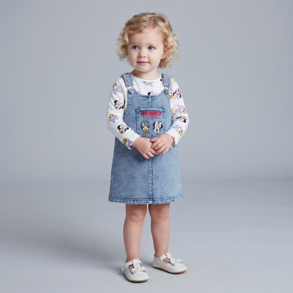 Niña pequeña vistiendo conjunto EmpiBy de overol de mezclilla con bordado de Mickey y camiseta de manga larga estampada