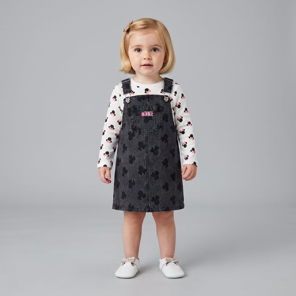 Niña pequeña vistiendo conjunto EmpiBy de vestido peto de mezclilla negra con Minnie y camiseta blanca estampada