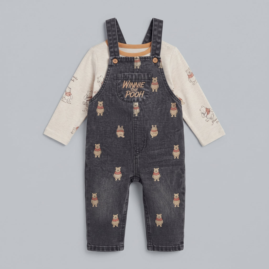 Conjunto EmpiBy de overol de mezclilla oscura con estampado de Winnie Pooh y camiseta beige de manga larga para bebé