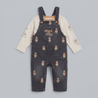 Conjunto EmpiBy de overol de mezclilla oscura con estampado de Winnie Pooh y camiseta beige de manga larga para bebé