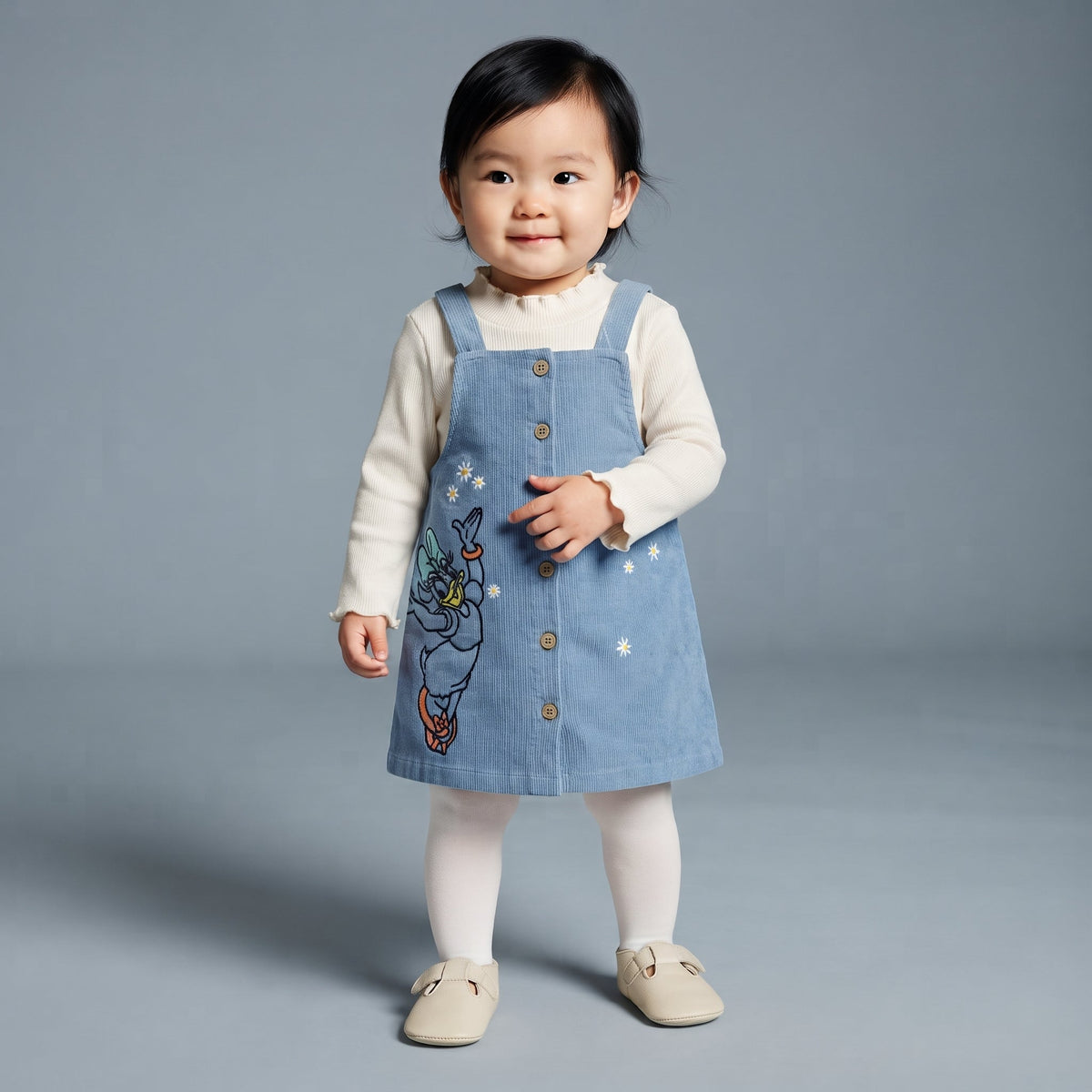 Conjunto EmpiBy de 3 piezas para bebé niña con vestido de pana azul, bordado de Daisy Duck y camiseta blanca.