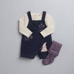 Conjunto EmpiBy de overol azul marino con bordado de conejito, camiseta manga larga crema y medias moradas para bebé