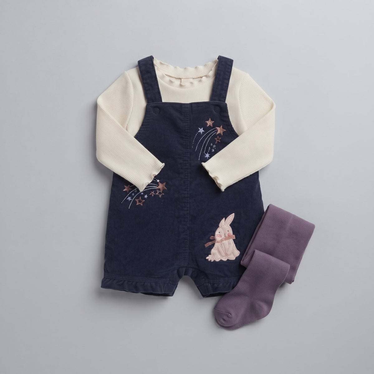 Conjunto EmpiBy de overol azul marino con bordado de conejito, camiseta manga larga crema y medias moradas para bebé