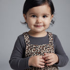 Niña pequeña con conjunto EmpiBy de overol de pana con estampado de leopardo y camiseta gris de manga larga acanalada