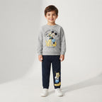 Niño vistiendo pantalón de chándal azul marino EmpiBy con estampado de Mickey Mouse y sudadera gris a juego
