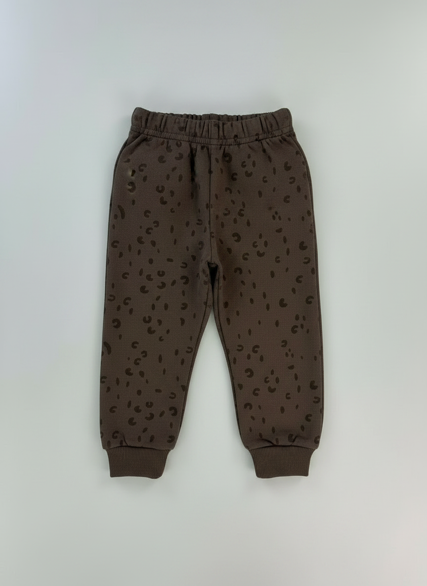 Pantalón jogger EmpiBy color marrón chocolate con estampado sutil de manchas salvajes y puños acanalados
