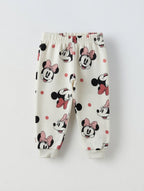 Pantalones de chándal EmpiBy para niña con estampado de Minnie Mouse, lunares y lazos sobre fondo crema suave.