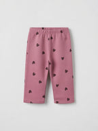 Pantalón jogger EmpiBy rosa viejo con estampado de corazones negros para niña