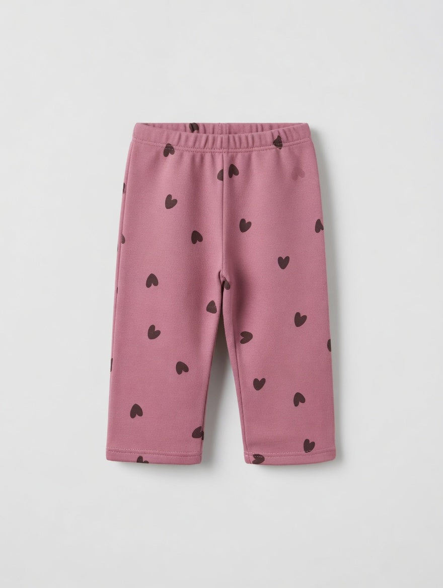 Pantalón jogger EmpiBy rosa viejo con estampado de corazones negros para niña