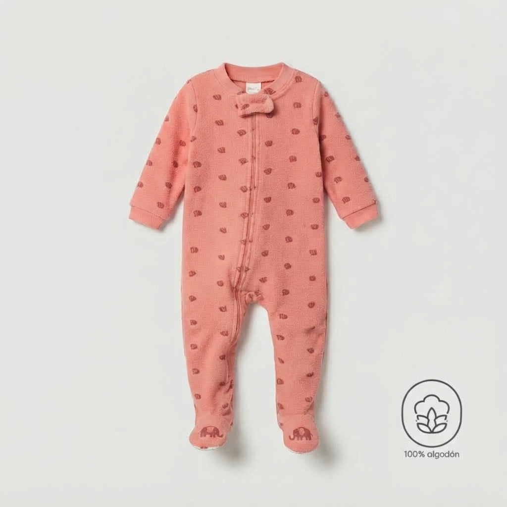 Pijama enterizo EmpiBy para bebé en color rosa con estampado de elefantes, tela térmica acolchada y cierre frontal.