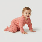 Bebé gateando con pijama enterizo acolchado rosa de EmpiBy con estampado delicado, tela térmica y pies antideslizantes