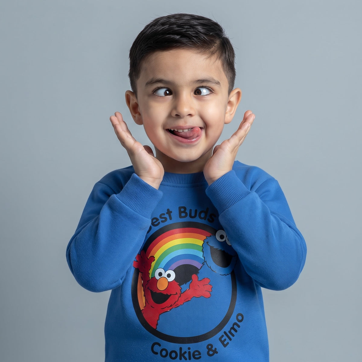 Niño vistiendo sudadera azul royal EmpiBy con estampado de Elmo y Monstruo de las Galletas y arcoíris en el pecho