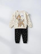 Conjunto EmpiBy para niña con sudadera color crema de Bambi y pantalón negro con estampado de puntos