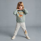Conjunto EmpiBy de dos piezas para niña con sudadera verde salvia y pantalón jogger gris jaspeado de Bambi