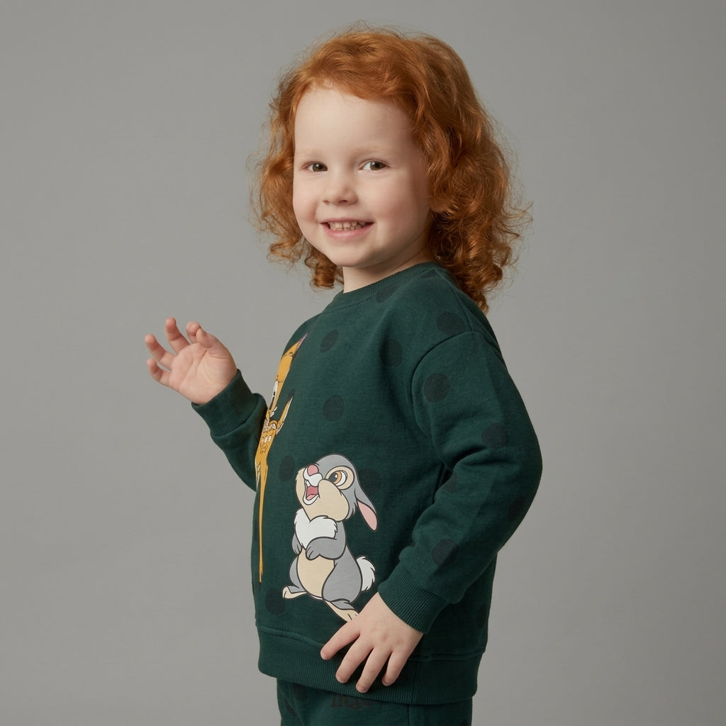 Niña pelirroja sonriendo con sudadera verde EmpiBy de Bambi y Tambor con estampado de lunares