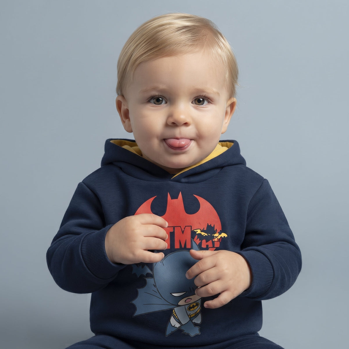 Bebé con sudadera azul marino de Batman con capucha amarilla de EmpiBy, diseño cómodo y suave para niño