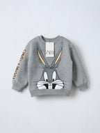Sudadera gris EmpiBy para niño con estampado moderno de Bugs Bunny y detalle de Looney Tunes en la manga