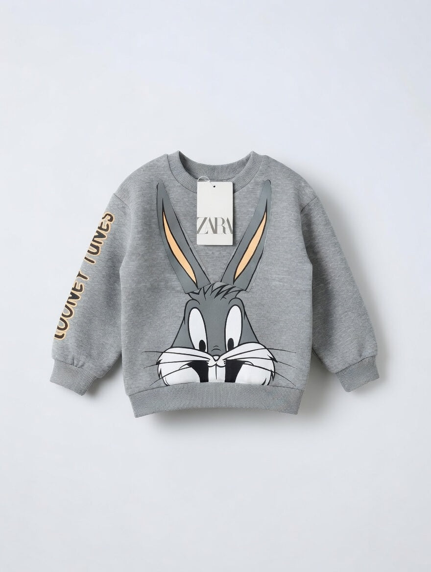 Sudadera gris EmpiBy para niño con estampado moderno de Bugs Bunny y detalle de Looney Tunes en la manga
