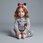 Bebé con sudadera gris EmpiBy con capucha, orejas de Minnie, lazo rojo y estampado de Minnie y Daisy