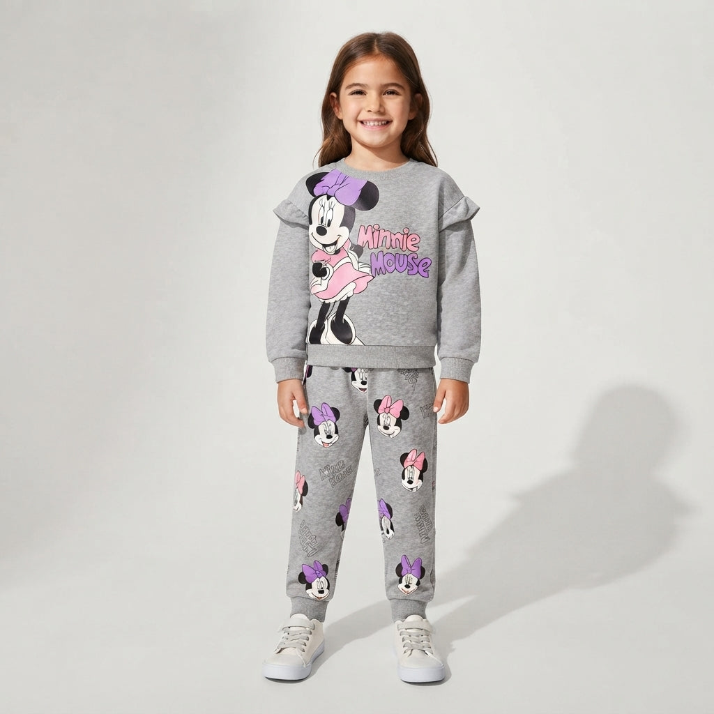 Niña sonriente vistiendo conjunto EmpiBy de sudadera gris con volantes y pantalón estampado de Minnie Mouse