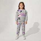 Niña sonriente vistiendo conjunto EmpiBy de sudadera gris con volantes y pantalón estampado de Minnie Mouse