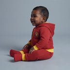 Bebé sonriente con conjunto EmpiBy de Iron Man en rojo y amarillo, sudadera con capucha y pantalón jogger suave