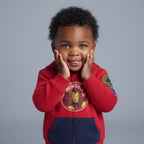 Bebé sonriente con sudadera roja de Iron Man de EmpiBy, con capucha y bolsillo azul, diseño de superhéroe Marvel