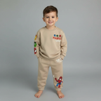 Niño pequeño vistiendo conjunto de sudadera y pantalón EmpiBy color arena con estampados de superhéroes Marvel